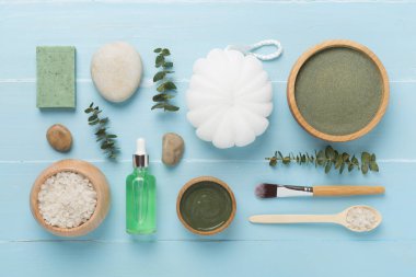 Ahşap arka planda kozmetik kil ve spa ürünleri ile kompozisyon, üst görünüm