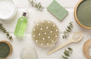 Ahşap arka planda kozmetik kil ve spa ürünleri ile kompozisyon, üst görünüm