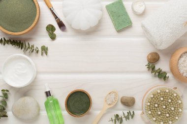 Ahşap arka planda kozmetik kil ve spa ürünleri ile kompozisyon, üst görünüm