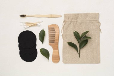 Işık arka planında doğal biyolojik çözünür aksesuarları olan düz bir zemin, üst görünüm