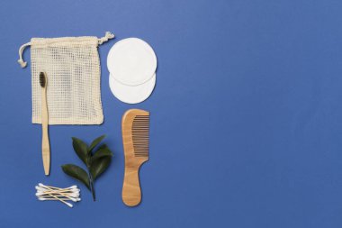 Renk arkaplanı ve üst görünümü üzerinde doğal biyolojik çözünebilir aksesuarlarla düz yatıyordu