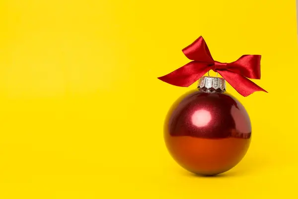 Рождественский Шар Игрушка Цветном Фоне — стоковое фото