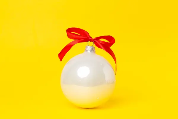 Χριστουγεννιάτικο Παιχνίδι Μπάλα Στο Φόντο Χρώμα — Φωτογραφία Αρχείου