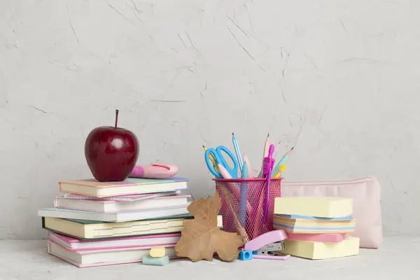 Összetétel Könyvekkel Írószerekkel Fából Készült Asztalon Vissza Iskolába — Stock Fotó
