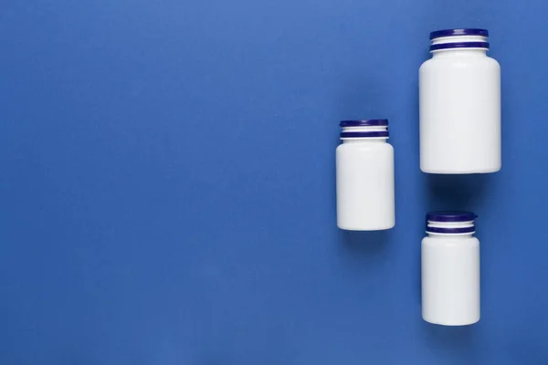 Bottiglie Plastica Con Vitamine Sfondo Colori Vista Dall Alto — Foto Stock