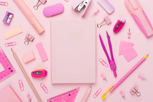 Розовые Школьные Канцелярские Принадлежности Ноутбуком Цветном Фоне Вид Сверху — стоковое фото