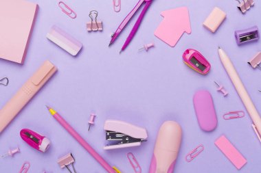 Renkli arka plan üzerine pembe okul kırtasiyesi, üst görünüm
