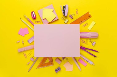 Metin ve üst görünüm için alanı olan çeşitli okul kırtasiyeleri. Okul konseptine dönelim..