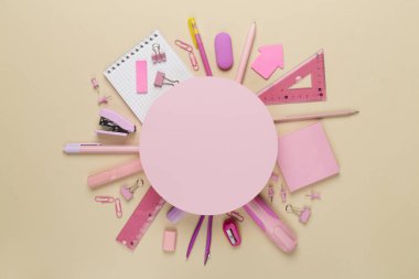 Renk arkaplanı ve üst görünümde metin için alanı olan çeşitli okul kırtasiyesi