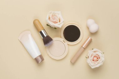 Renk arkaplan ve üst görünümde cilt rengi için makyaj ürünleri bileşimi