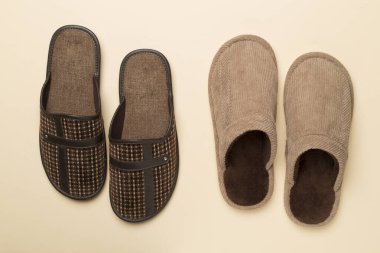 Renkli arka planda erkek terlikleri, üst görünüm