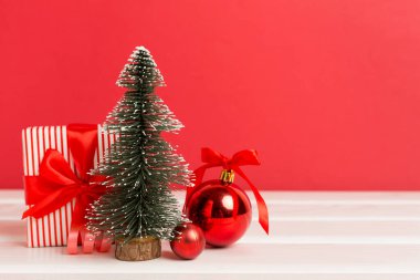 Hediye kutuları ve dekoru olan minyatür Noel ağacı.