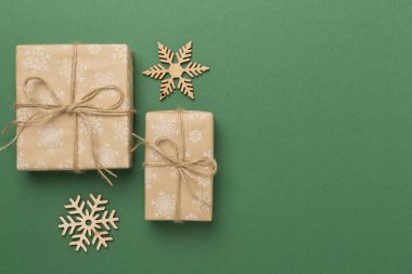 Renk arkaplanı ve üst görünümü üzerinde el işi Noel hediyesi kutuları