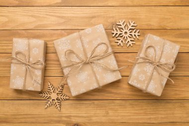 Ahşap arka planda Noel hediyesi kutuları, üst manzara.