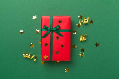 Renkli dekorlu el yapımı Noel hediyesi kutusu, üst görünüm