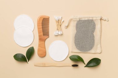 Renk arkaplanı ve üst görünümü üzerinde doğal biyolojik çözünebilir aksesuarlarla düz yatıyordu