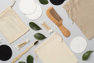 Renk arkaplanı ve üst görünümü üzerinde doğal biyolojik çözünebilir aksesuarlarla düz yatıyordu