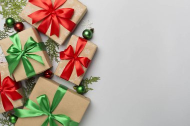 Renk arkaplanında dekoru olan hediye kutuları, üst görünüm.