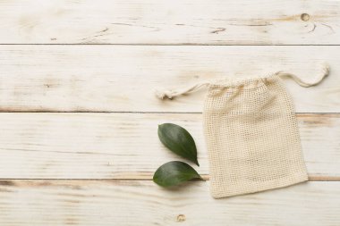 Renkli arka planda küçük bir çevre çuvalı. Üst görünüm.