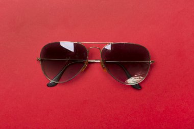 Renk arkaplan üzerinde güneş gözlüğü, üst görünüm.