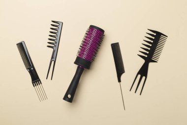 Renk arkaplanı, üst görünüm profesyonel tarak ve kuaför araçları