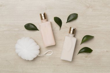 Renk arkaplanı ve üst görünümü üzerinde doğal biyolojik çözünebilir aksesuarlarla düz yatıyordu