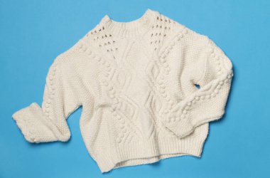 Renk arkaplanındaki süveter, üst görünüm