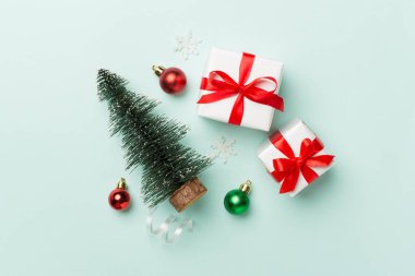Hediyeli Noel oyuncakları. Renkli arka plan, üst görünüm.