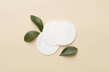 Renkli yaprakları olan tekrar kullanılabilir pamuklar. Üst görünüm.