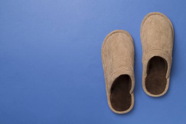 Renkli arka planda erkek terlikleri, üst görünüm.