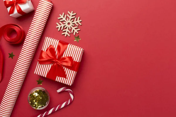 Κουτιά Δώρου Ρολά Από Χαρτί Και Χριστουγεννιάτικη Διακόσμηση Φόντο Χρώματος — Φωτογραφία Αρχείου