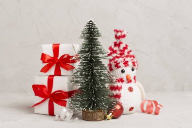 Hediye kutuları ve dekoru olan minyatür Noel ağacı.