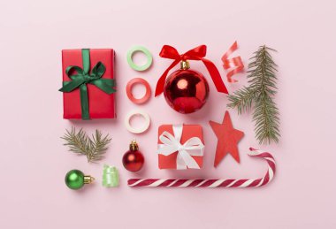 Noel düz kompozisyonu renk arkaplanı, üst görünüm