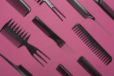 Renk arkaplanı, üst görünüm profesyonel tarak ve kuaför araçları