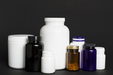 Renk arkaplanındaki vitaminler için plastik şişeler