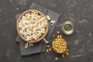 Beton arka planda malzemeli patlamış mısır, üst görünüm