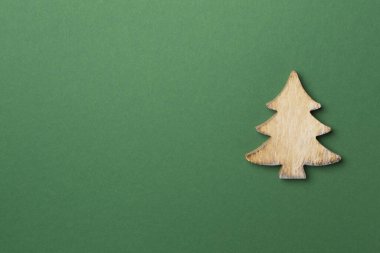 Renkli arka planda ahşap Noel ağacı, üst manzara.