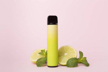 Renkli meyveli tek kullanımlık elektronik sigara.