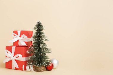 Hediye kutuları ve dekoru olan minyatür Noel ağacı.