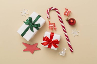 Arkaplanda hediye kutusu ve dekoru olan minyatür noel ağacı