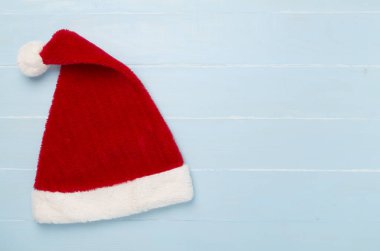 Noel Baba ahşap arka planda kırmızı şapka, üst, manzara