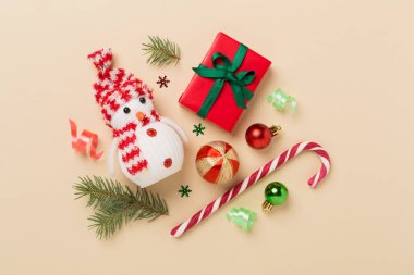 Noel düz kompozisyonu renk arkaplanı, üst görünüm