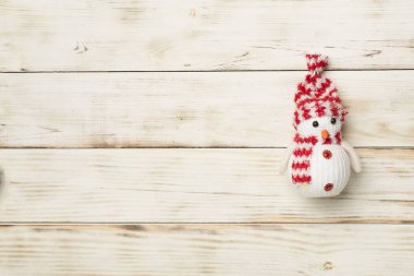 Ahşap arka planda küçük bir Noel kardan adam, üst manzara.