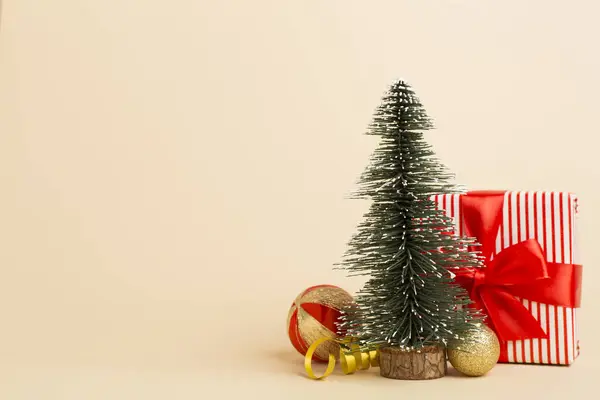 Χριστουγεννιάτικο Δέντρο Μινιατούρα Κουτιά Δώρων Και Διακόσμηση Στο Τραπέζι — Φωτογραφία Αρχείου