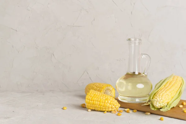 Olio Mais Con Pannocchie Fresche Sul Tavolo Legno — Foto Stock