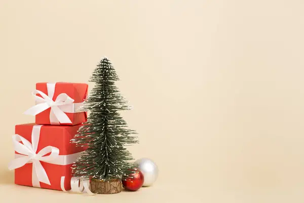 Χριστουγεννιάτικο Δέντρο Μινιατούρα Κουτιά Δώρων Και Διακόσμηση Στο Τραπέζι — Φωτογραφία Αρχείου
