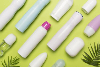 Renk arkaplanı ve üst görünümde çok farklı deodorantlar