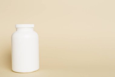 Renk arkaplanındaki vitaminler için plastik şişe