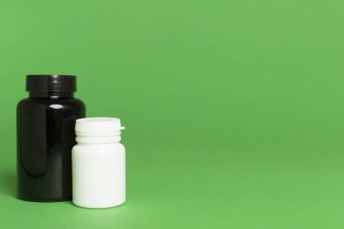 Renk arkaplanındaki vitaminler için plastik şişeler