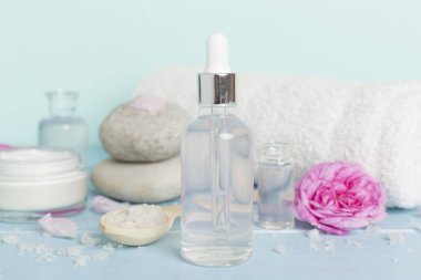 Ahşap masanın üzerinde pembe güller olan spa kompozisyonu